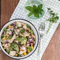 Také rádi v létě odlehčujete jídelníček? Máme pro vás další skvělý tip na výborný salát s avokádem a kuřecím masem, který si zamilujete, a navíc vás zasytí.????????????Ideální tip na lehkou večeři.????????????A co vy? Už víte, co si připravíte zítra?☺️ Budete potřebovat (na 2 porce): 2 avokáda 2 kuřecí prsa/stehna Sůl, pepř 1 malá plechovka kukuřice (140 g) 2 červené cibule Petrželka Osolené a opepřené kuřecí maso orestujeme na troše oleje. Poté maso nakrájíme na kousky, avokádo nakrájíme na kostky a vše smícháme s ostatními ingrediencemi. Dochutíme solí a pepřem a případně ještě promícháme se sušenou řasou z našich kapslí Astaxanthin 90. ????????Do you also like to lighten your diet in the summer? We have another great tip for you – a delicious salad with avocado and chicken, which you’ll fall in love with and which will satisfy your stomach.????????????An ideal tip for a light dinner.????????????How about you? Do you already know what to prepare for tomorrow’s dinner?☺️ Ingredients (2 portions): 2 avocados 2 chicken breasts/thighs Salt, pepper 1 canned corn (140 g) 2 red onions Parsley Season the chicken with salt and pepper and fry over a little oil. Chop the chicken, dice the avocados and mix with the other ingredients. Season the mix with salt and pepper and mix in the dried alga from the Astaxanthin 90 capsules if desired. #healthydinner #zdraverecepty #healthyrecipes #zdravejidlo #healthyfood #vecere #dinner #tip #recept #recipe #healthy #zdravi #salat #salad #zdravyzivotnistyl #healthylifestyle #antioxidant #astaxanthin #simplerecipes #naturalantioxidant #czech #madeinczech #vyrobenovcesku