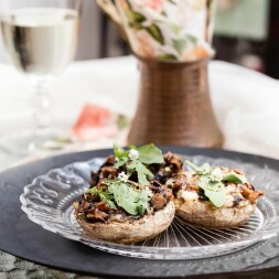 Nevíme jak vy, ale my pořád hledáme další a další nápady na to, co vařit.????????????‍♂️A recepty na lehké večeře se rozhodně vždycky hodí. Co takhle zkusit plněné žampiony portobello? Jednoduchý a lahodný recept, jak je naším zvykem!???????????? Budete potřebovat (na 2 porce): 6 portobello nebo velkých žampionů 180 g nivy 190 g tempehu 3 jarní cibulky 50 g čedaru Do mísy nakrájíme na drobné kostičky tempeh a cibulku a nastrouháne nivu. Poté vydlabeme portobello nebo velké žampiony a vydlabané části přidáme do směsi. Kloboučky naplníme připravenou směsí a posypeme strouhaným čedarem. Kloboučky zapékáme na pečícím papíru 20 minut na 180 °C. Před podáváním posypeme můžeme posypat sušenou řasou s astaxanthinem z našich kapsli Astaxanthin 90 pro extra dávku antioxidantů. ????????Are you also always looking for more and more ideas on what to cook?????????????‍♂️We definitely appreciate any ideas for light dinner meals at any time. Why not to try stuffed portobello? A simple yet delicious recipe as usual.???????????? Ingredients (2 portions): 6 portobello mushrooms or big champignons 180 g blue cheese 190 g tempeh 3 spring onions 50 g cheddar cheese Cut tempeh and spring onions into small pieces into a large bowl and mix with ground blue cheese. Hollow out the portobello mushrooms for stuffing and mix the rest of the champignons with other ingredients in the bowl. Stuff the mushrooms with the prepared mixture and top with ground cheddar cheese. Bake in the oven on the parchment paper for 20 minutes at 180 °C. If an extra dose of antioxidants is desired, sprinkle each portion with the dried alga with astaxanthin from our Astaxanthin 90 capsules. #zdravavecere #healthydinner #zdraverecepty #healthyrecipes #zdravejidlo #healthyfood #vecere #dinner #tip #idea #recept #recipe #healthy #zdravi #zdravyzivotnistyl #healthylifestyle #antioxidant #astaxanthin #naturalastaxanthin #portobello #tempeh #simplerecipes