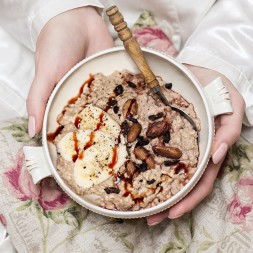 Pokud přes týden nemáte příliš času na chystání snídaně, máme pro vás jednoduchý a lahodný tip!