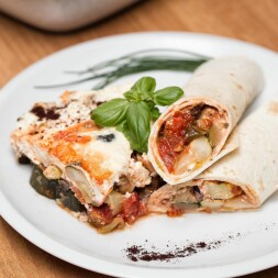 Pokud hledáte inspiraci na bezmasé jídlo se spoustou zeleniny, dnešní recept na musaku vás nadchne!????????Opět skvělý tip na výbornou lehkou večeři nebo oběd, záleží jen na vás. Existují různé varianty musaky, jaká ingredience v ní podle vás nesmí chybět????? Budete potřebovat (na 4 porce): 2 žluté papriky 2 červené papriky 2 zelené papriky 2 cukety 1 lilek 10 stroužků česneku 3 lžíce olivového oleje 200 g sýru feta 2 vejce 200 ml bílého řeckého jogurtu (10 % tuku) 250 ml passaty (rajčatového pyré) 150 g cherry rajčat 3 lžíce oregana Sůl, pepř Papriky, cukety, lilek a česnek nakrájíme a pečeme v troubě na olivovém oleji 25 minut na 180 °C. Mezitím smícháme v míse nastrouhaný sýr feta, vejce a řecký jogurt. Do upečené zeleniny přidáme passatu, cherry rajčata a ochutíme oreganem, solí a pepřem (nezaškodí ani špetka skořice????). Navrch přelijeme směsí sýru feta s vejci a řeckým jogurtem a dáme zapéct na 20 minut na 220 °C. Každou porci hotové musaky můžeme ještě posypat sušenou řasou z našich kapslí Astaxanthin 90. Můžete podávat také v tortille. ????????If you are looking for an inspiration for a meatless meal with lots of vegetables, our today’s moussaka recipe will delight you!????????A great tip for a light dinner or lunch, it’s up to you. There is a variety of moussaka recipes, what ingredient should not be missing in moussaka according to you????? Ingredients (4 portions): 2 yellow peppers 2 red peppers 2 green peppers 2 zucchinis 1 eggplant 10 cloves of garlic 3 tbsp olive oil 200 g feta cheese 2 eggs 200 ml plain Greek yoghurt (10% fat) 250 ml passata or tomato purée 150 g cherry tomatoes 3 tbsp oregano Salt, pepper Cut all the peppers, zucchinis, eggplant and garlic cloves and bake in the oven on olive oil 25 minutes at 180 °C. Meanwhile, mix in a bowl grated feta cheese, eggs and Greek yoghurt. Add passata and cherry tomatoes into the vegetables and season with oregano, salt and pepper (even a little bit of cinnamon would make a delicious twist????). Top the vegetables with the cheese, eggs and yoghurt mixture and bake in the oven for 20 minutes at 220 °C. You may also sprinkle each portion with the dried alga from our Astaxanthin 90. TIP: Serve moussaka in tortillas.